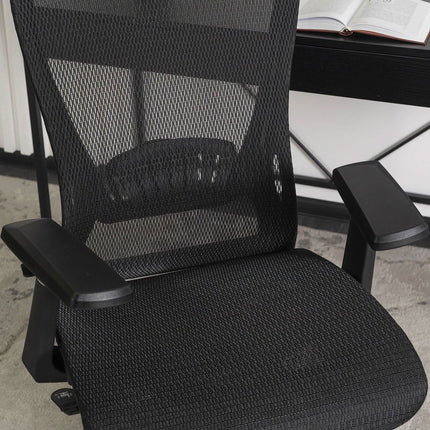 Detalus LITOS kėdės porankio vaizdas – minkštas reguliuojamas porankis iš juodo plastiko