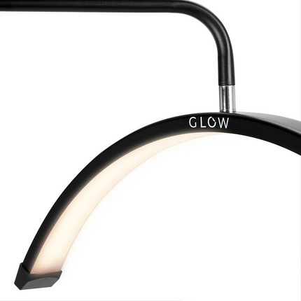 GLOW MX6 juoda blakstienų lempa grožio salone – preciziškas apšvietimas techniko darbo zonai