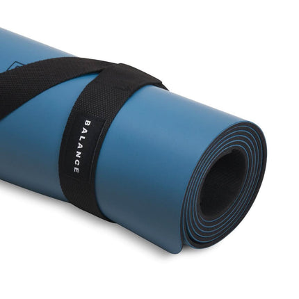 BALANCE MAT DARK BLUE kūno judesio studijoje – patvarus jogos kilimėlis dideliam klientų srautui