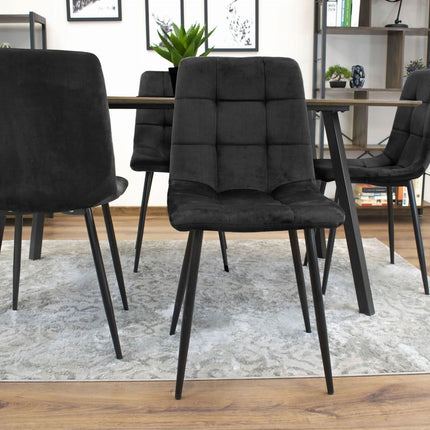 Juodo aksomo KARA kėdė prie sienos – diskretus ir profesionalus grožio salono interjero sprendimas