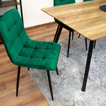 KARA tamsiai žalio aksomo kėdė – minkštas apmušalas ir tvirtas rėmas grožio salonui