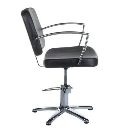 BS DARIO BH-8163 juoda kirpyklos kėdė moderniame barbershop salone – ergonomiška ir stilinga darbo vieta