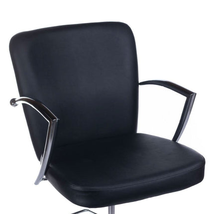 BS LIVIO BH-8173 juoda kirpyklos kėdė moderniame kirpyklos salone su stilingu interjeru