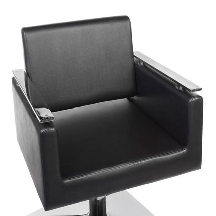 BS MILO BH-6333 juoda barberio kėdė moderniame kirpyklos interjere su chromuotu postamentu
