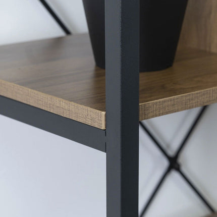 AKRIS grožio salono lentyna su juoda konstrukcija – elegantiškas produktų eksponavimas klientams