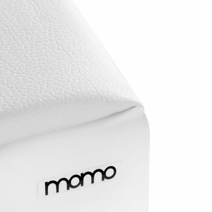 Baltas MOMO porankis manikiūro stalui – erdvė po juo frezai ir UV lempai, patogi kliento rankos padėtis