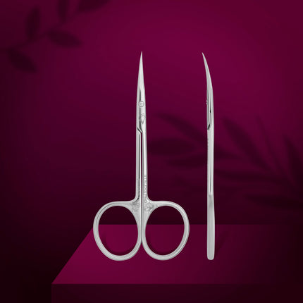 Staleks Exclusive serijos žirklutės su magnolijos raštu – ergonomiškos salonų manikiūro priemonės odeles kerpančioms procedūroms