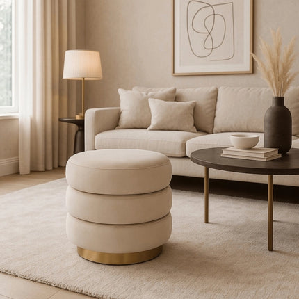 Mebel Elite aksominis AURA pufas – universalus saloninės erdvės baldas švelniu kreminiu audiniu